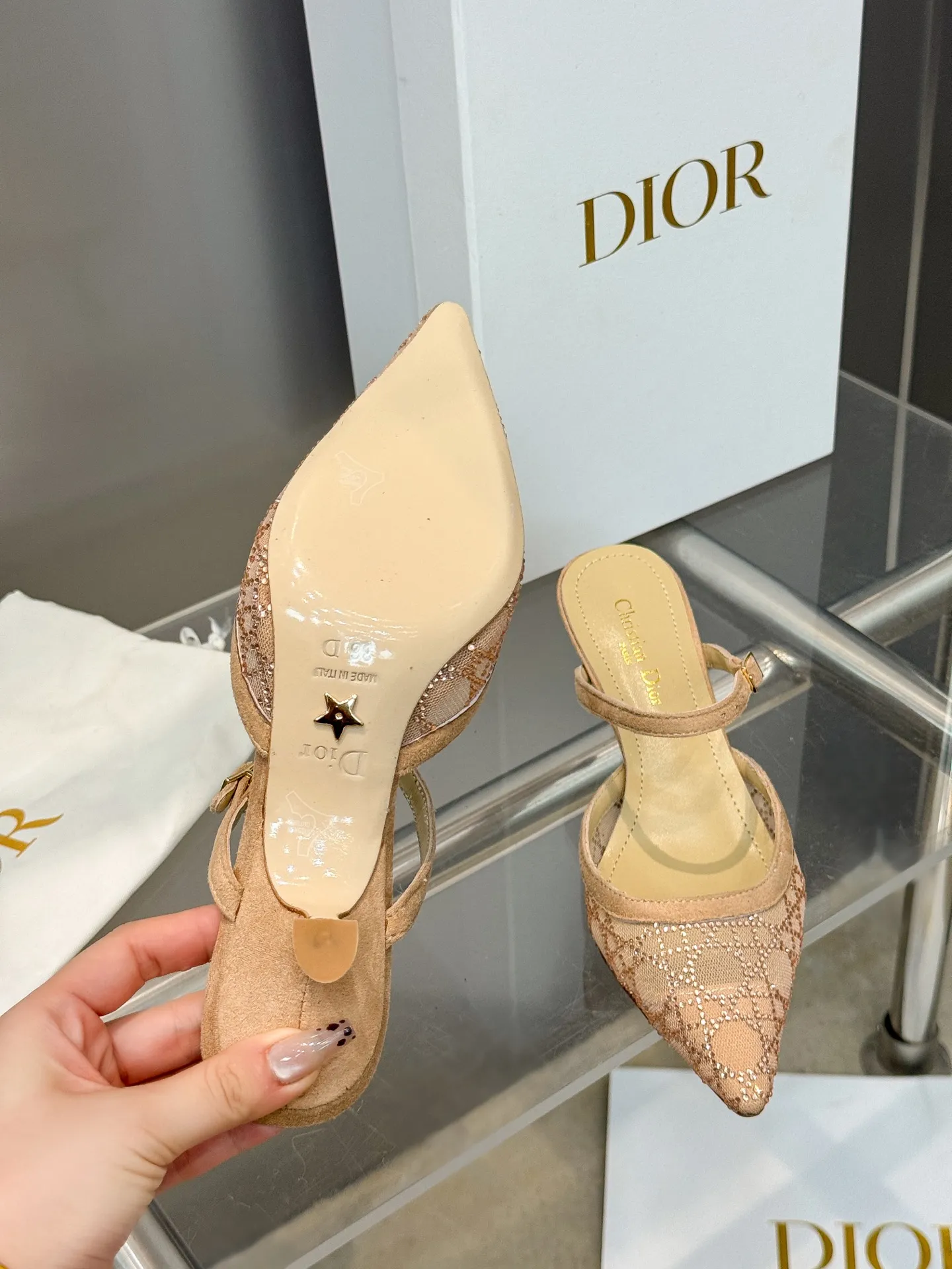 👟👟Ex-factory price 580👟👟 Dior 2025 spring and summer catwalk new style bling...bling...crystal shoes Capture series high-heeled women's shoes Star-same rhinestone square toe cannage pattern cat heel slip-on sandals The top high-end version on the market Exclusive sale Material: Original custom mesh inlaid with hot Australian rhinestones + water-dyed sheepskin feet + original molded hardware buckles + Italian leather outsole Heel height: 6.5CM/9.5CM size: 34-43 (34.40.41.42.43. Customized, non-refundable)